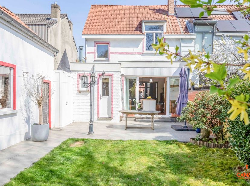 Ontdek deze karaktervolle halfopen woning in een rustige straat van Gentbrugge. Deze woning biedt tal van mogelijkheden voor wie op zoek is naar ruimt