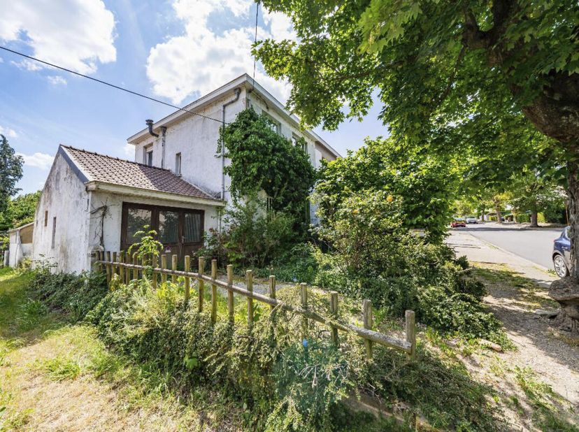 MAISON 3F AVEC GARAGE &amp; JARDIN. &lt;br /&gt;
 &lt;br /&gt;
Dans un quartier verdoyant, à deux pas des axes routiers (R3 et N5) et des commerces (Belle Fleur), cet