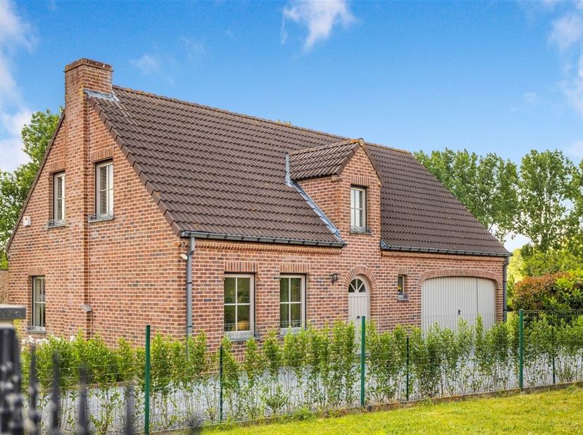 Impeccable villa 4 chambres avec jardin et garage - &lt;br /&gt;
Rez de-chaussée : Accueillant hall d&#039;entrée menant vers un grand et lumineux séjour ouvert.