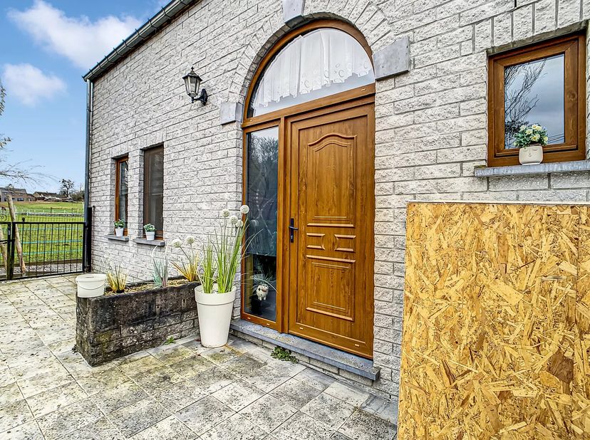 Op minder dan 15 minuten van Durbuy, in het hart van het charmante dorpje Chardeneux (5377), biedt EBimmo je deze ruime villa vlakbij Marche-en-Famenn