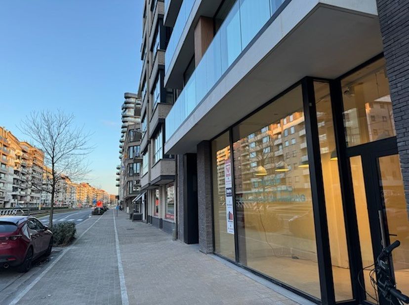 Te Huur, prachtig nieuwbouw pand van 249 m² gelegen te Heist aan Zee, achter de hoek van Delhaize, Bel&amp;Bo, Van Haren, Zeeman, E5 mode... Ook een troef