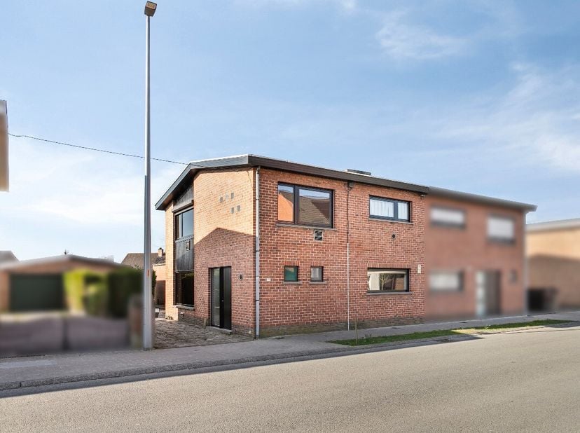Te renoveren halfopen woning met 3 slaapkamers en ruime tuin te koop in Zulte Deze te renoveren koppelwoning biedt tal van mogelijkheden dankzij de ru