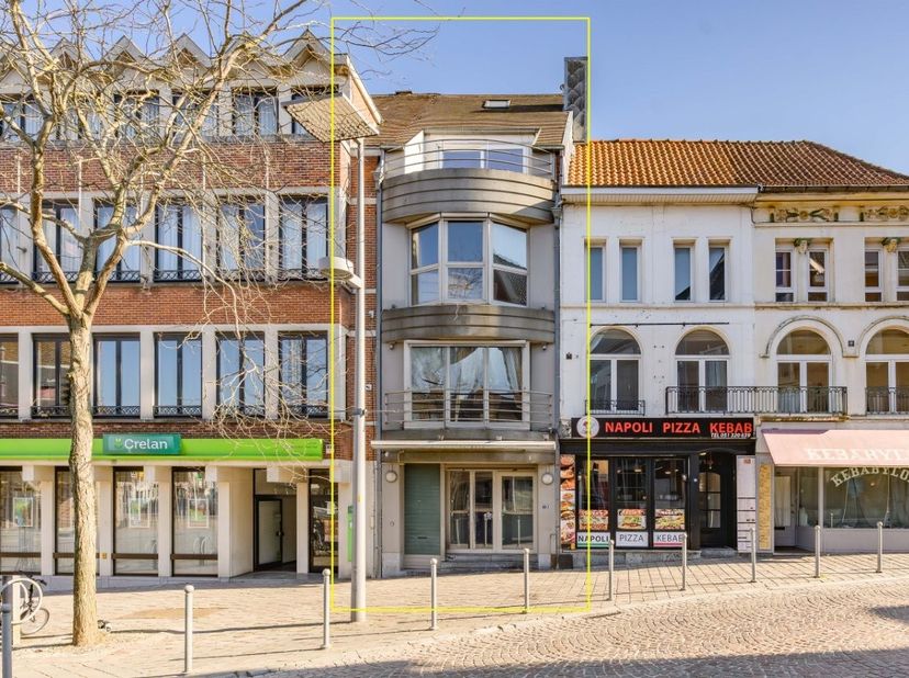 STRATEGISCHE TOPLIGGING: Imposant HANDELSPAND (gekend onder het voormalige café ’t Hooghuys) met woonstgelegenheid (1 slaapkamer duplex-appartement) o