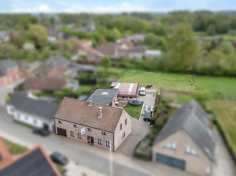 Voor meer info of een bezoek, bel 0470 02 89 73 - Deze instapklare woning te Steenhuize-Wijnhuize (Herzele) geniet van een rustige ligging . Op een bo