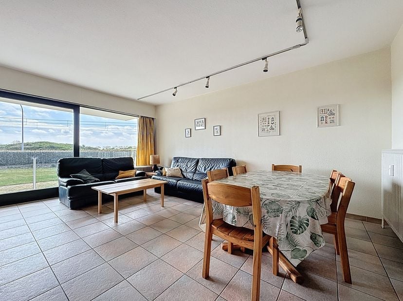Ruim appartement van de type doorloper gelegen op het gelijkvloers van residentie Nereïden, centraal gelegen te Nieuwpoort-Bad op wandelafstand van de