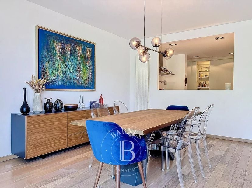 Avenue Louise 4ème étage Agréable appartement traversant meublé avec terrasse orientée sud-ouest . Un seul appartement par étage. Il se compose d&#039;un g