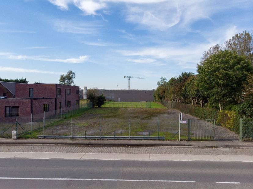 Zéér uitzonderlijk perceel bouwgrond van 1.500m² (25m breed x 60m diep, aan 280euro/m²) met een aanpalende groenzone van 1.000m² (25m breed x 40m diep