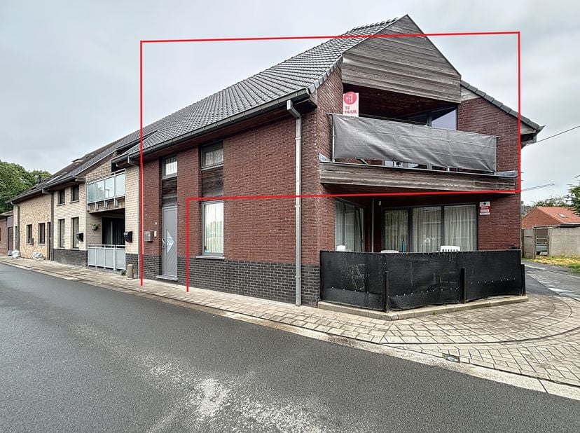 INDELING: inkomhal met trap, leefruimte, keuken (kookplaat, oven, koelkast), toilet, badkamer met douche en lavabomeubel, 2 slaapkamers, terras.&lt;br /&gt;