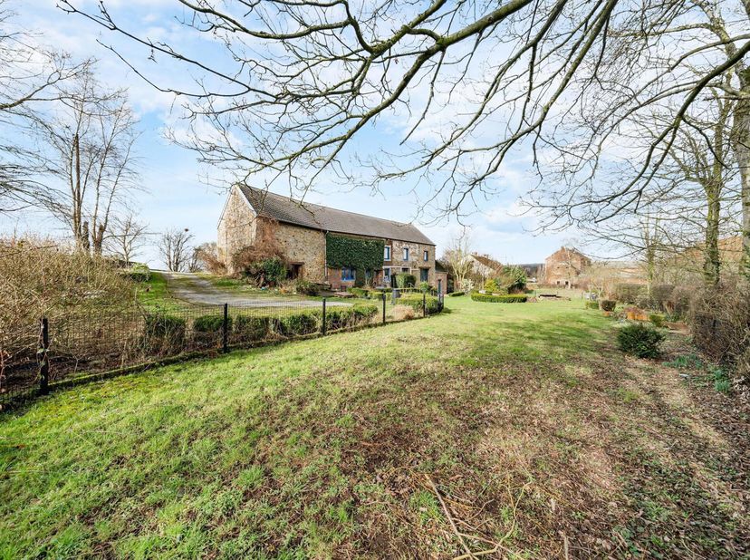 EasyHome a le plaisir de vous présenter la vente de cet ensemble immobilier composé d&#039;un studio, une maison et une grange situés sur une parcelle de 2