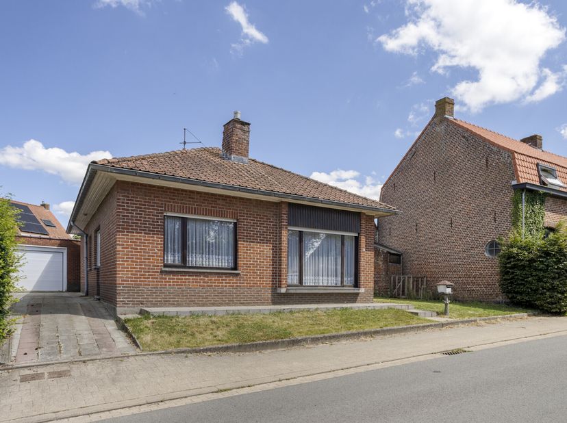 Dit op te frissen, gelijkvloers huis in de Bellestraat 10 in het charmante Westouter is goed onderhouden en klaar om naar eigen smaak te moderniseren.