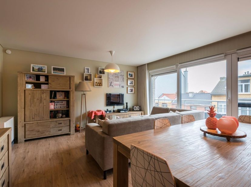 Stap binnen in dit gezellige 2-slaapkamerappartement en laat je betoveren door zijn warme en uitnodigende sfeer. De woonkamer verwelkomt je met een pr