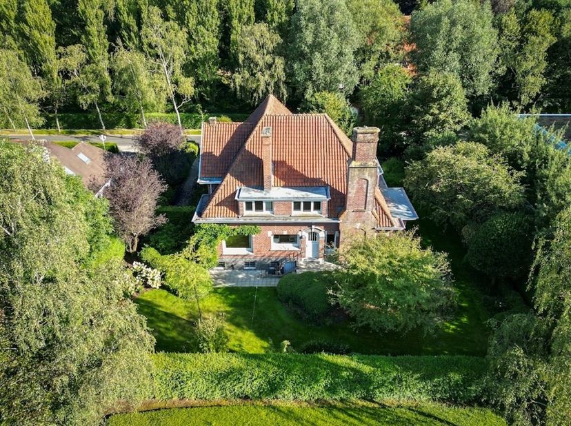 Ontdek deze magnifieke villa in het hart van Kortrijk. Dit ruime pand, met een bewoonbare oppervlakte van 374m² op een terrein van 1000m², biedt vijf