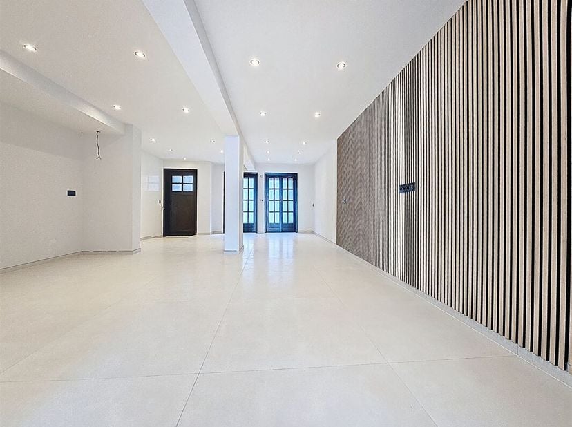 Prix: 260.000 euros, frais d&#039;agence non inclus et à charge de l&#039;acquéreur.&lt;br /&gt;
Appartement de plain-pied comprenant:&lt;br /&gt;
Grand living, cuisine équ