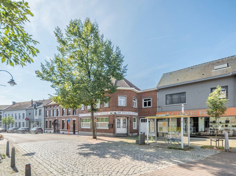 Ben je op zoek naar een unieke kans om ondernemen en wonen te combineren? Dit karaktervolle handelshuis in de Dorpsstraat, voorheen bekend als traiteu