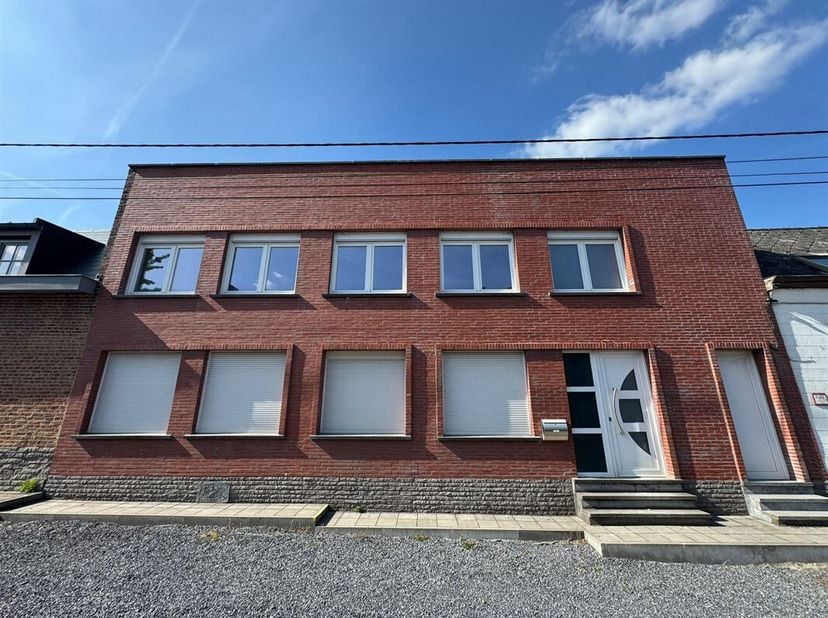 Prix: Offre à partir de 248.000 euros, frais d&#039;agence non inclus et à charge de l&#039;acquéreur. &lt;br /&gt;
Grande maison à rénover et comprenant: &lt;br /&gt;
Sous