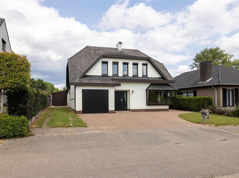 Gunstig gelegen te renoveren woning met 3 slpk. op 6a 85ca&lt;br /&gt;
Ligging: Gelegen nabij Kasterlee centrum en met alle faciliteiten(winkels, openbaar v