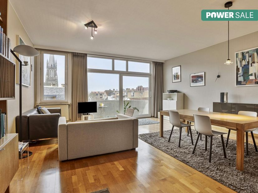 Cet appartement bien entretenu bénéficie d&#039;un emplacement privilégié au cur de Bruges, sur le charmant Garenmarkt. Avec une vue magnifique sur l&#039;églis