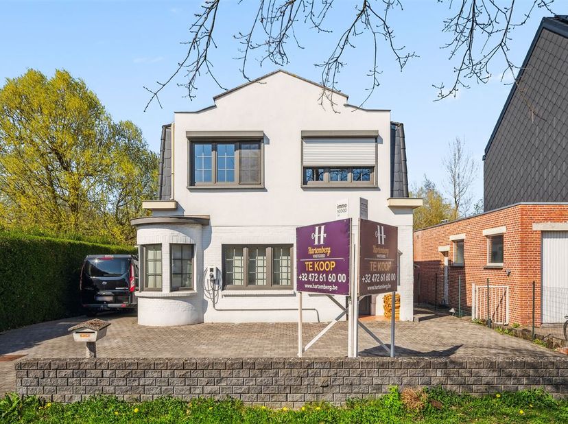 Quiconque emprunte lallée de cette belle maison blanche avec une entrée couverte et des fenêtres à petits bois remarque immédiatement quil y a de la p