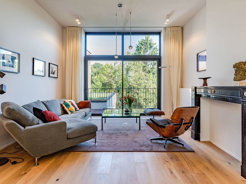 VICTOIRE-JUNOT vous propose un magnifique appartement triplex penthouse meublé dans une maison de maître entièrement remis à neuf au cur du Chatelain.