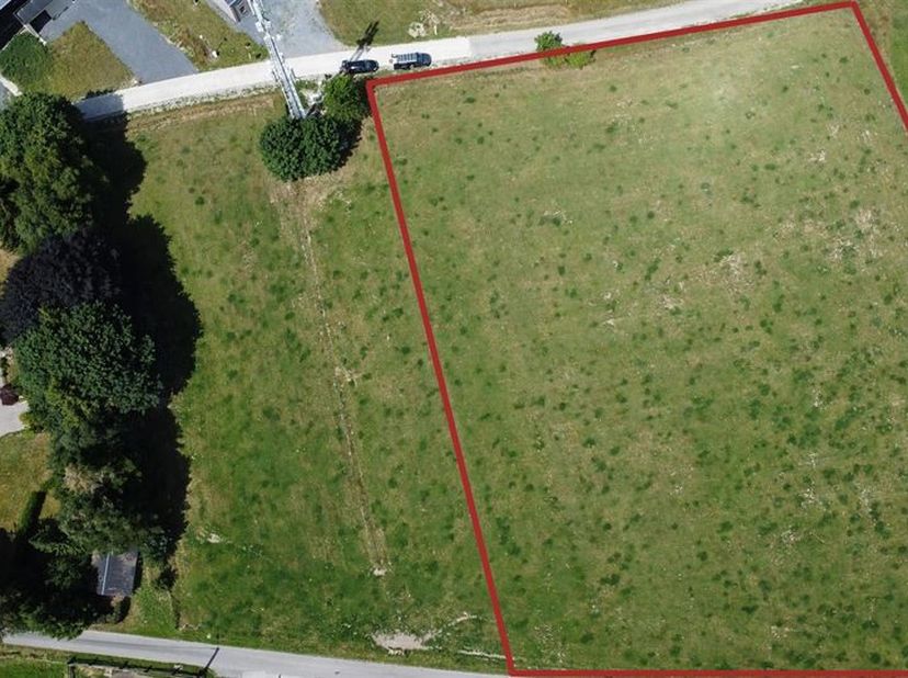 Amoureux de la campagne ? &lt;br /&gt;
Les Viviers vous présente trois terrains à bâtir situés &quot;Sur le Bâtis&quot;, sur les hauteurs de Tenneville. Celui-ci a un