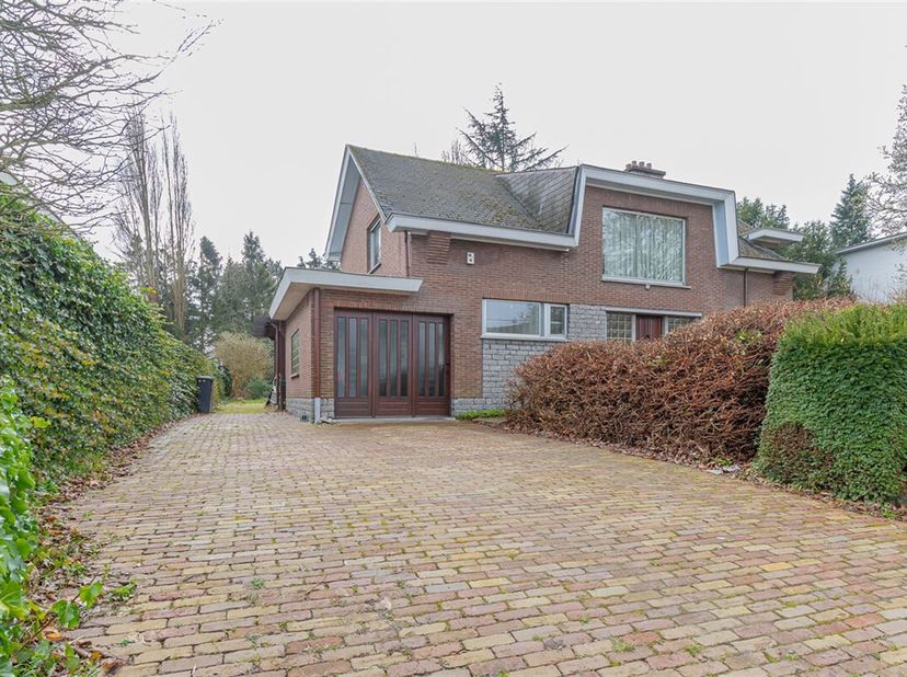 Deze te renoveren villa is gelegen aan de Mechelsesteenweg in Willebroek (Blaasveld), een centrale en vlot bereikbare locatie met tal van voorzieninge