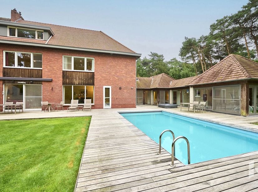 Deze ruime en luxe villa, is gelegen op slecht enkele minuten van de Noord-Zuidverbinding en vlakbij de Nederlandse grens.&lt;br /&gt;
Haar unieke parklocat
