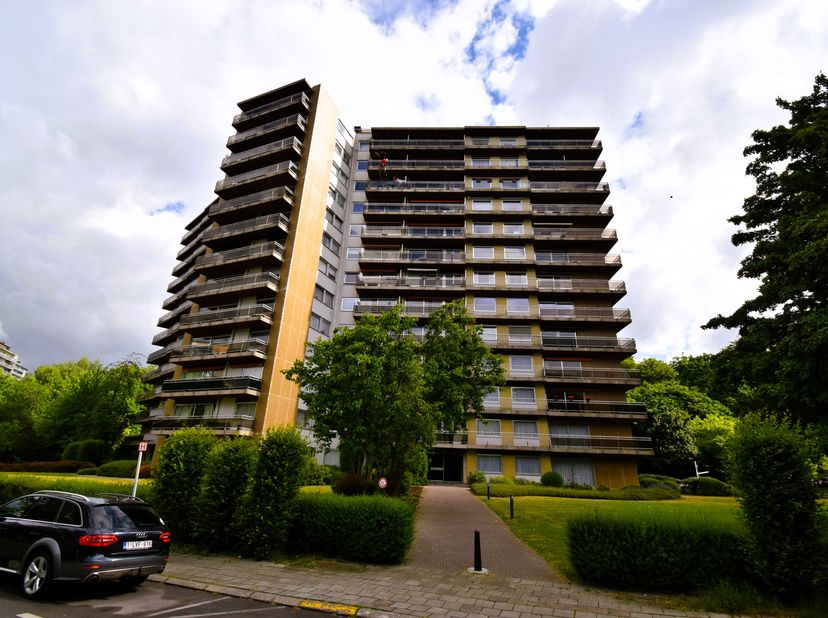 Avenue Van Overbeke 198, situation résidentielle et verdoyante à proximité de toutes les commodités : Spacieux et lumineux appartement deux chambres d