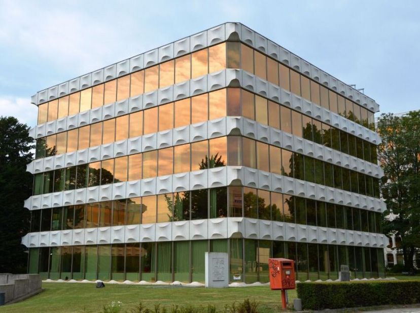 Het gebouw is makkelijk bereikbaar door het Zuiden van Brussel. &lt;br /&gt;
&lt;br /&gt;
 De huidige beschikbare oppervlakte geniet van veel licht en heeft een p