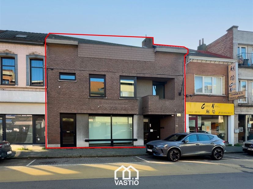 Cet ancien bureau et banque est très bien situé au coeur de Vilvorde. A 400 m de la gare, à proximité des arrêts de bus et à 1,9 km à peine de l&#039;autor
