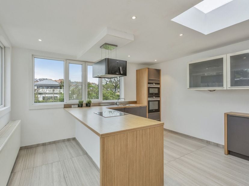 Deze stadswoning in gesloten bebouwing bevindt zich idichtbij de ring rond Tienen en het Viander domein. De woning biedt aangename en open leefruimtes