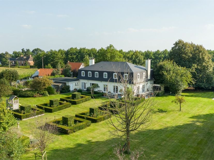 Belle villa française avec piscine située sur un terrain de pas moins de 9630 m², entourée d&#039;un paysage verdoyant. En entrant dans la villa, vous êtes