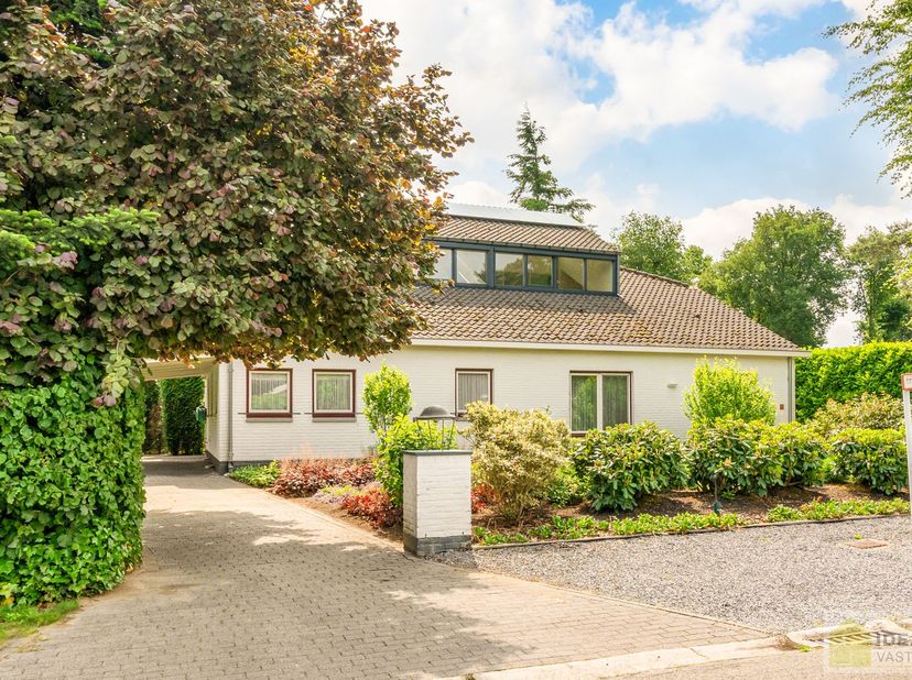 PERFECT ONDERHOUDEN VILLA OMRINGD DOOR PRACHTIGE TUIN OP UNIEKE EN GEGEERDE PLEK IN HARTJE ACHEL! Deze woning biedt +-250m² netto bewoonbare oppervlak