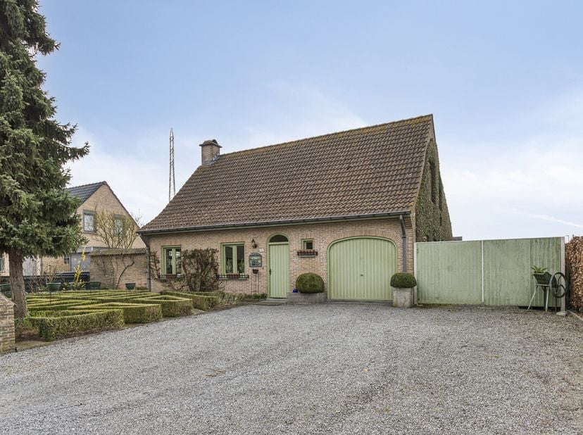[[ DIT PAND NEEMT DEEL AAN DE ERA OPEN HUIZEN DAG OP 14/6 VAN 11:00 TOT 12:00 ]] Charmante woning op een rustige gelegen perceel te koop in Wielsbeke.
