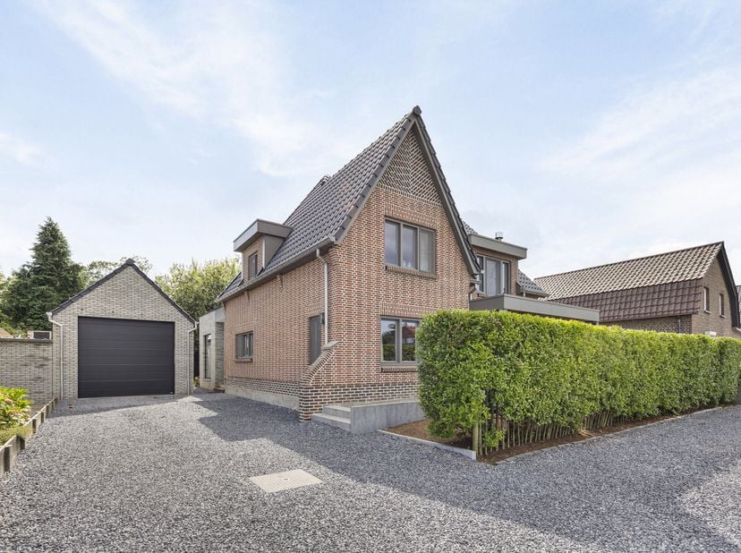 Deze gerenoveerde woning met 3 slaapkamers vind je aan de Breeërsteenweg, vlakbij het centrum van Kinrooi. De gezellige woning bevindt zich op een per