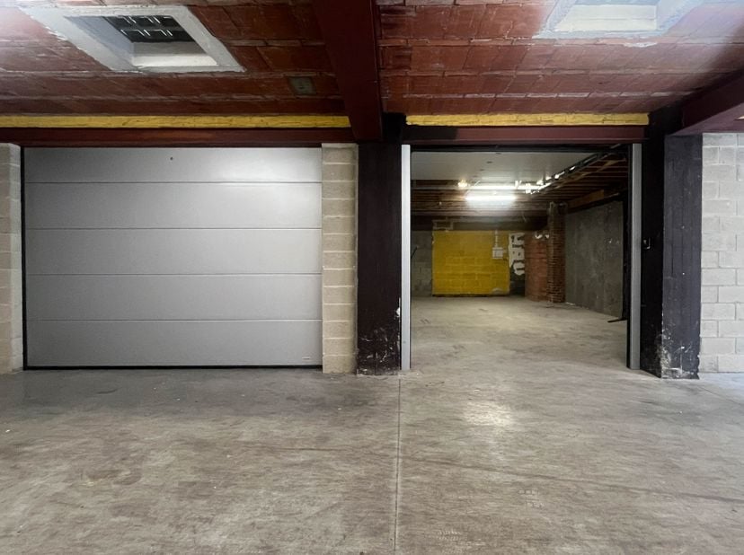 1 opslagruimte/ magazijn/ atelier aan Ledebergplein te huur (gelijkvloers).  Centraal gelegen nabij de Brusselsesteenweg met vlotte verbinding naar he