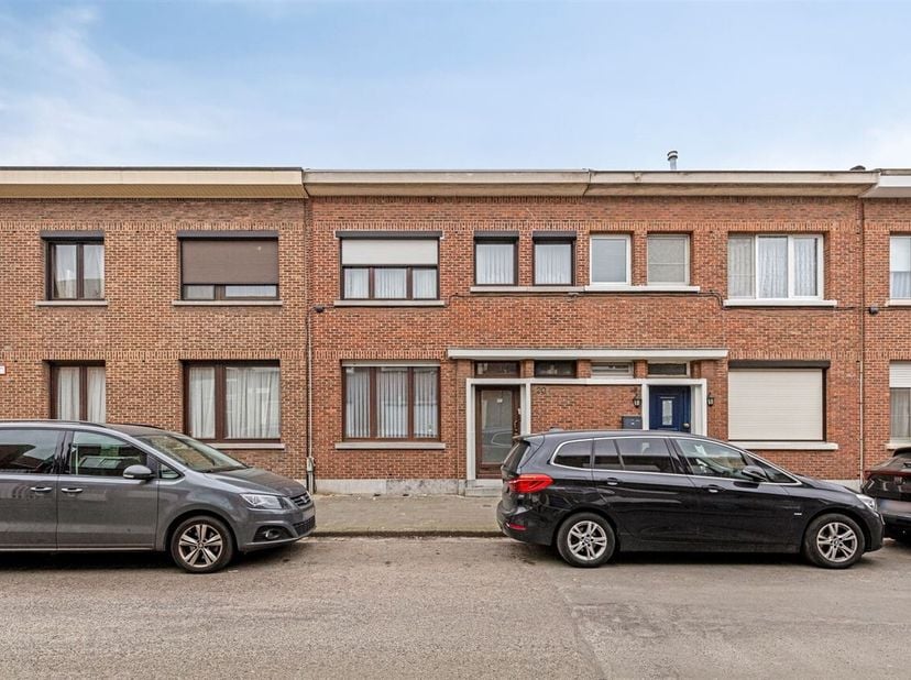 Ben je op zoek naar een gezellige woning op een rustige locatie? Dan is deze eengezinswoning precies wat je zoekt! Gelegen in een aangename straat, op