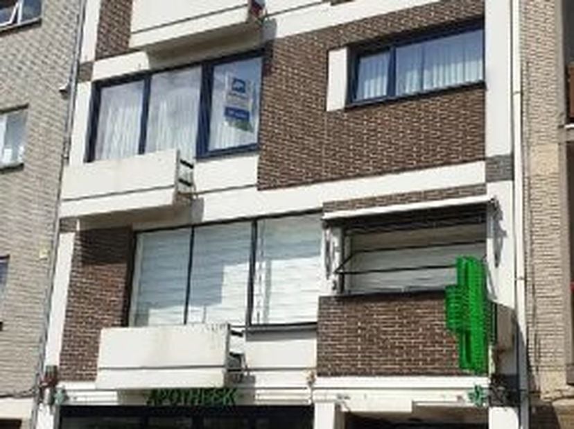 Dit appartement is gelegen op de 2e verdieping en is bereikbaar met de lift. Het appartement heeft 3 slaapkamers, badkamer met ligbad en een rustig te