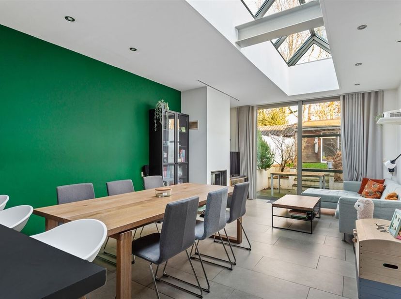 Welkom in deze gezellige woning te Temse. Bij binnenkomst word je verwelkomd door een ruime inkomhal aan uw linkerkant. Wanneer we verder doorlopen ko