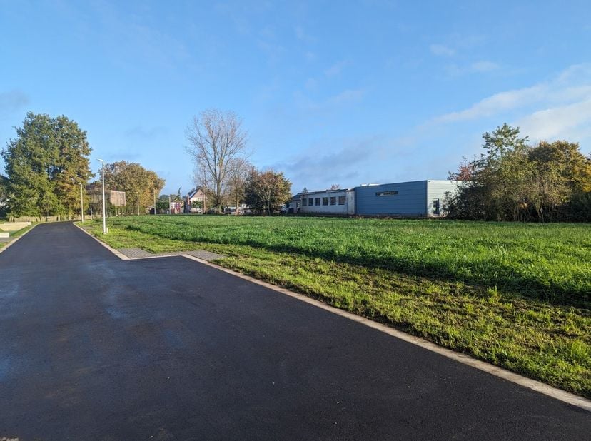 Danneels biedt zes bouwgronden te koop aan, vrij van bouwverplichting, in een centraal gelegen nieuwe woonwijk in het mooie dorpje Testelt bij Scherpe