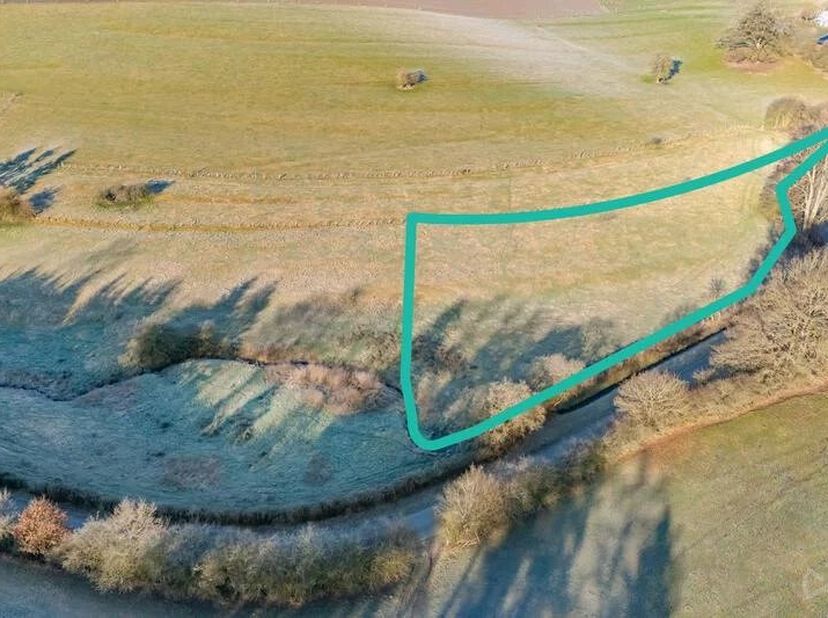 EB-Immo vous propose à la vente deux superbes terrains à bâtir d&#039;une contenance de +/- 2274 m² (lot 1) et +/- 2378 m² (lot 2) situés dans le charmant