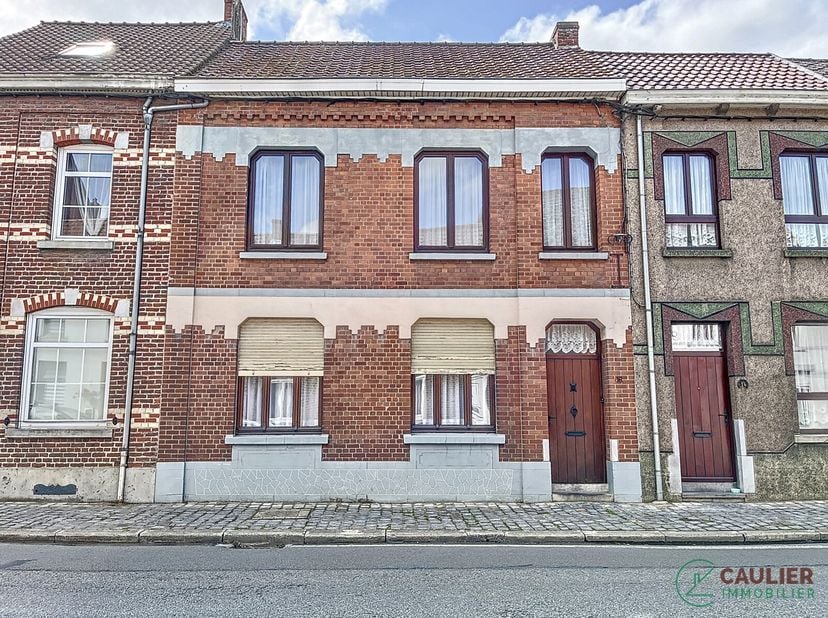cette maison se constitue comme suit :&lt;br /&gt;
Au RDC : living, salle à manger, cuisine, jardin/cour et annexe.&lt;br /&gt;
A l&#039;étage : 3 chambres&lt;br /&gt;
Au gr