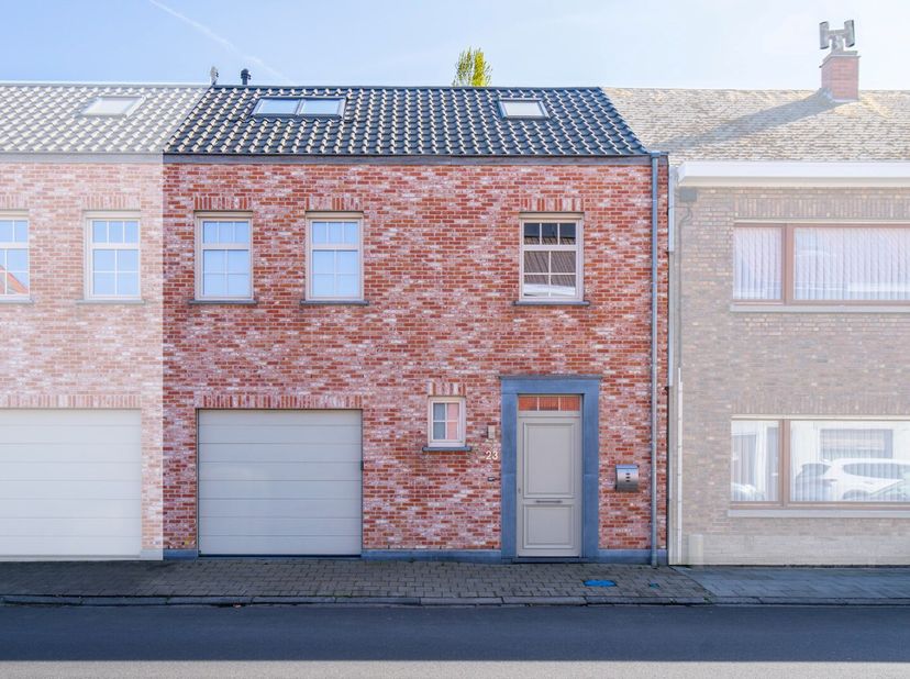 Ben je op zoek naar een energiezuinige woning die tot in de puntjes afgewerkt is? Dan zal deze prachtige nieuwbouw uit 2016 je ongetwijfeld bekoren. V