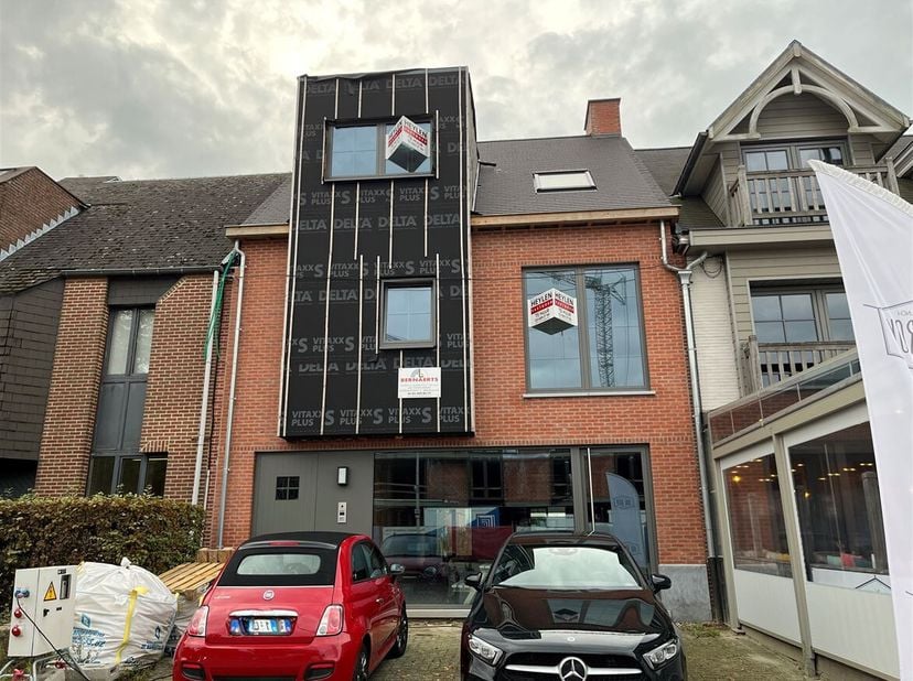 Nieuwbouw handelsruimte/ kantoorruimte&lt;br /&gt;
Ligging: Goed gelegen, op een invalsweg en in het centrum van Sint-Antonius.&lt;br /&gt;
Beschrijving. Een hand