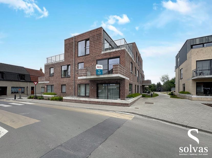 Dit instapklare appartement, op wandelafstand van het centrum, biedt een moderne afwerking en veel lichtinval. De indeling luidt als volgt: ruime inko