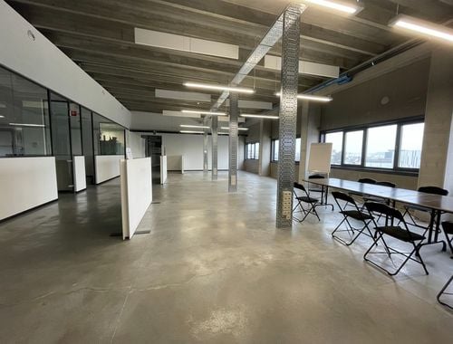                                         Espace de bureaux à louer à Forest, € 3.000
