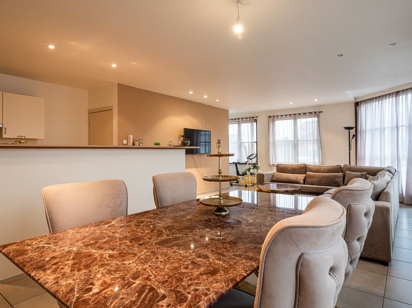 Dit aangename appartement biedt alle comfort. Indeling:&lt;br /&gt;
- inkom&lt;br /&gt;
- ruime en lichtrijke leefruimte met uitzicht op het dorp&lt;br /&gt;
- ingerich