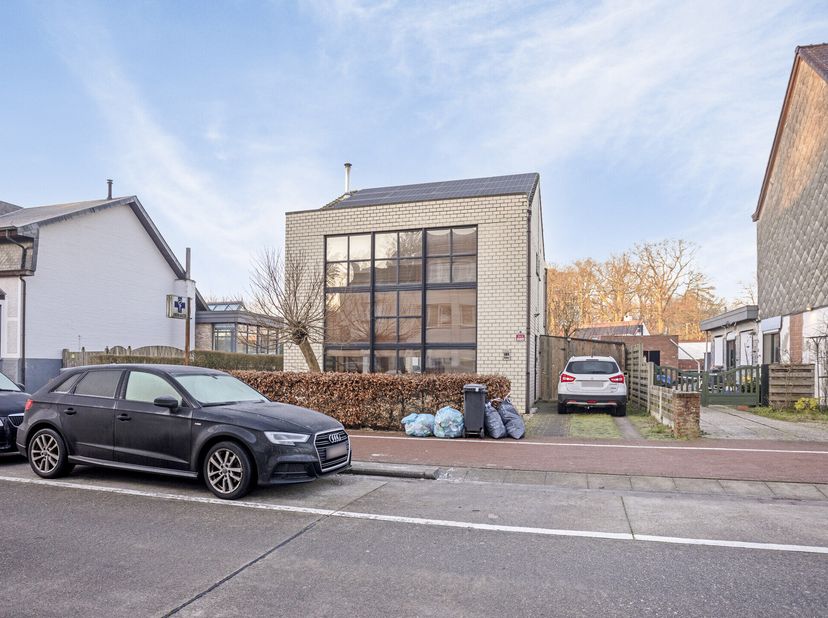 De woning die we alhier te koop aanbieden in Kapellen geniet een ideale ligging op de Koning Albertlei 141 vlakbij alle belangrijke voorzieningen zoal