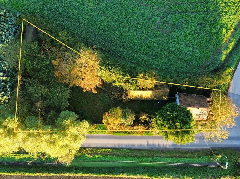 Ontdek dit unieke stuk bouwgrond, rustig gelegen nabij de Franse grens. Op dit ruime perceel bevindt zich nog een af te breken woning, waar u uw lande