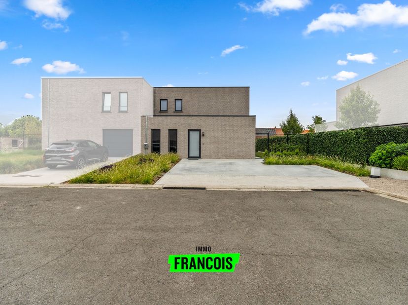 Cette maison semi-ouverte récente, achevée en septembre 2020, incarne un mode de vie contemporain et économe en énergie. Avec un niveau E exceptionnel