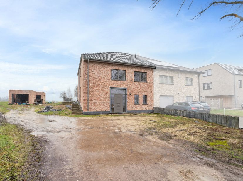 Een recente, ruime woning (232 m²) met het bouwjaar 2020 kent een zeer gunstige locatie met een goede verbinding naar Ninove, Geraardsbergen en het op